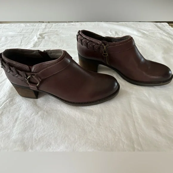 Tara M. Women size 8 1/2 leather shooties/ short booties - Picture 8 of 10